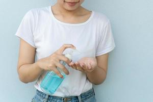 mujeres lavándose las manos con gel de alcohol. prevenir la propagación de gérmenes y bacterias y evitar infecciones corona virus.concepto de higiene foto