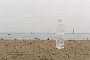 Contaminación de botellas de agua de plástico en el concepto de entorno oceánico foto