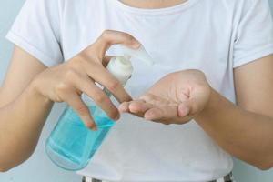 mujeres lavándose las manos con gel de alcohol. prevenir la propagación de gérmenes y bacterias y evitar infecciones corona virus.concepto de higiene foto