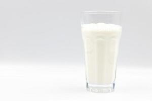 leche en primer plano de vidrio sobre un fondo blanco.