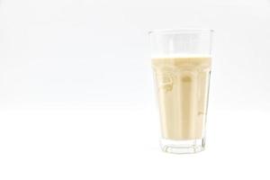 leche con sabor a café en un vaso sobre un fondo blanco. foto