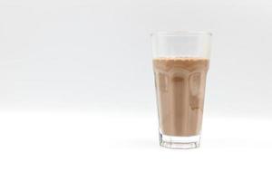 leche con chocolate en un vaso sobre un fondo blanco. foto