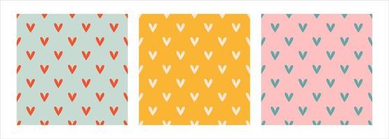 conjunto de tres lindos patrones sin fisuras con un pequeño corazón simple. corazones coloridos dibujados a mano de moda. día de san valentín, concepto de amor. diseño repetible minimalista para papelería, textil, diseño web vector