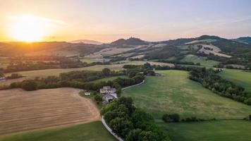 vista aérea de los campos en la región de marche en italia foto