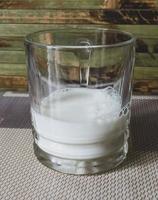 leche blanca en un vaso transparente. comida sana foto