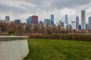 horizonte de chicago desde el césped en la vista de la luz del día del museo de campo con nubes en el cielo foto