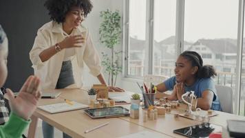 sala de aula com diversos alunos de estudantes afro-americanos felizes e professores fazendo atividades juntos. o professor está ensinando, orientando e conversando com as crianças de diversas maneiras. video