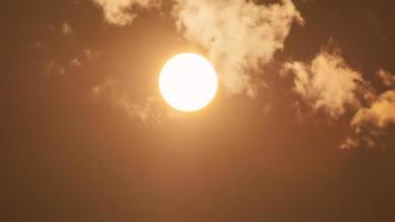 time-lapse van dramatische zonsondergang met oranje lucht in een zonnige dag. video