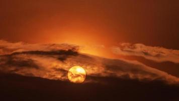 lapso de tiempo de puesta de sol espectacular con cielo naranja en un día soleado. video