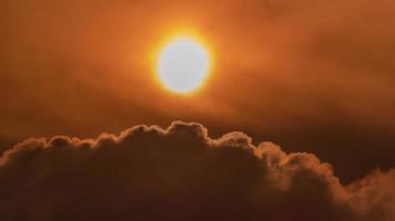 lasso di tempo del tramonto drammatico con cielo arancione in una giornata di sole. video