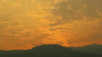 lapso de tempo do pôr do sol dramático com céu laranja em um dia ensolarado. video