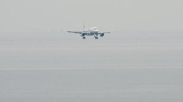 Airbus 320 nähert sich über Ozean video