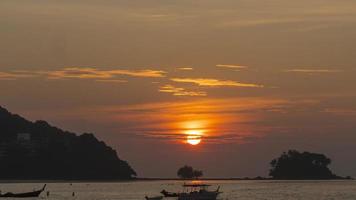 paesaggio al tramonto a phuket video