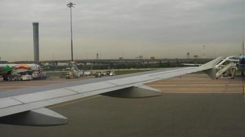 avião taxiando no aeroporto de suvarnabhumi, bangkok video