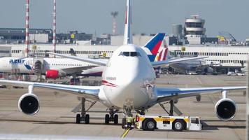 United Arab Emirates Royal Flight Boeing 747 towing video