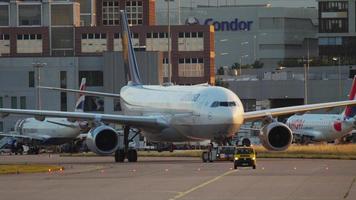 airbus 330 remolque al servicio video