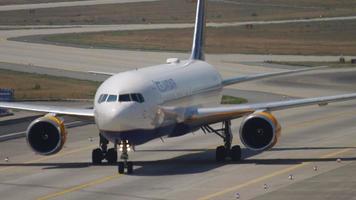 boeing 737 icelandair na taxiway video