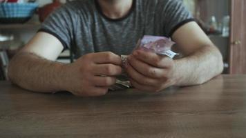 l'homme compte l'argent avec ses mains video