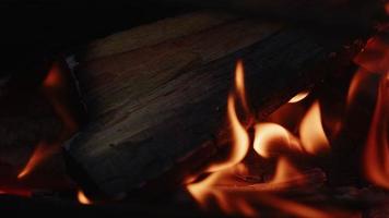 churrasco madeira e carvão fogo como o inferno