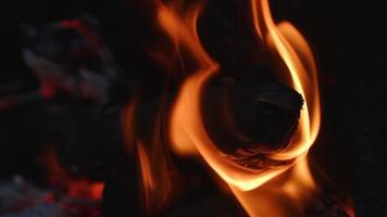 Barbacoa de leña y carbón a fuego como el infierno video