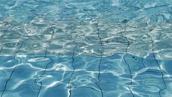 piscina de agua pura y limpia de color aqua video