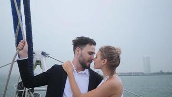 coppia romantica in barca a vela, le coppie sono felici di festeggiare su una barca a vela, godendosi il concetto di amore in barca a vela di una bella giornata video