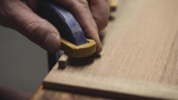 timmerman in de werkplaats maakt meubels met een handgereedschap video