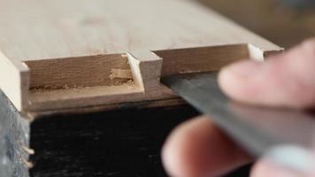 carpenter cuts a dovetail joint video