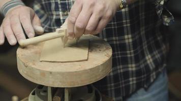 un potier coupe un cercle d'argile avec un compas video