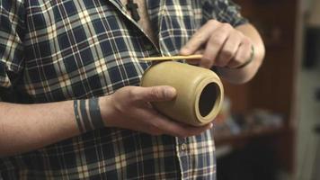 un potier fabrique une théière en argile de ses propres mains video