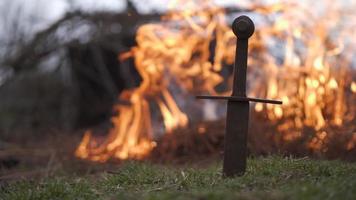 fuoco e guerra con la spada nel simbolo dell'Ucraina video