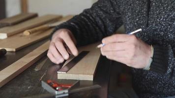 carpintero marca detalle de madera con escuadra y lápiz