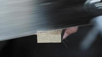 carpinteiro serrando uma peça de trabalho com uma serra japonesa