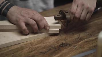 carpintero haciendo detalles de madera con un calibre video
