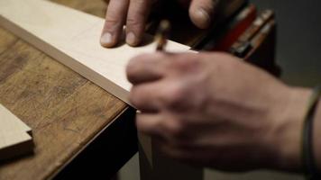 carpenter cuts a dovetail joint video