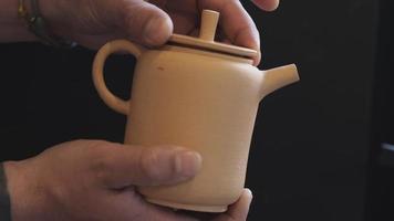 un potier fabrique une théière en argile de ses propres mains video