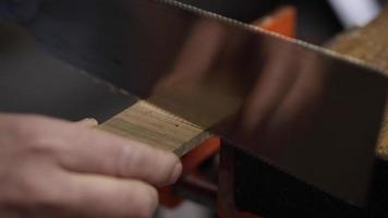 tischler in der werkstatt stellt möbel mit einem handwerkzeug her video