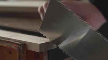 carpenter cuts a dovetail joint video