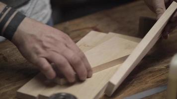 carpinteiro inspecionado detalhes de madeira de bordo video