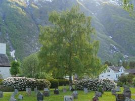 el pequeño pueblo eidfjord en el fiordo noruego hardangerfjord foto