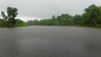 landschap regen bij de rivier video