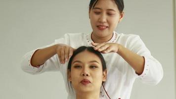 asiatische frau werden von professionellen masseurinnen in spa-salons gesunde massagemassage behandelt, um müdigkeit zu lindern und zu entspannen video