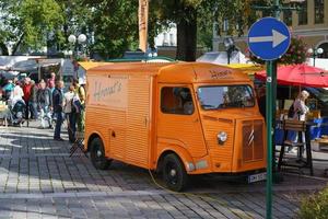 camioneta naranja en la plaza del mercado en bad ischl el 15 de septiembre de 2017. personas no identificadas foto