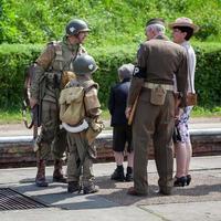 Día de recreación de guerra sureña en Horsted Keynes Railway Station en Horsted Keynes Sussex el 7 de mayo de 2011. Cinco personas no identificadas foto