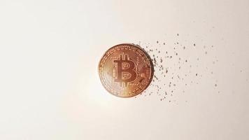 Bitcoin-Kryptowährungsbewegung auf weißem Hintergrund. video