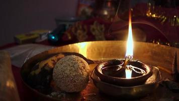 Eine Nahaufnahme von Diya, Tonöllampe mit brennenden Stöcken während eines religiösen Rituals in Indien. video