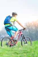 un hombre joven montando una bicicleta de montaña al aire libre foto