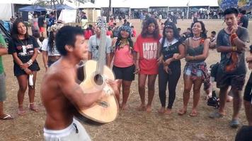 brasilia, df, brasil-12 de abril de 2022 indígenas de todo o brasil descem a brasilia, para o acampamento terra livre anual ou acampamento terra livre. video