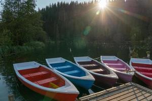 botes de remos amarrados en el lago rojo en los cárpatos orientales rumania el 19 de septiembre de 2018 foto