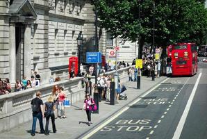 gente caminando por la carretera de los guardias a caballo en Londres el 27 de julio de 2013. personas no identificadas. foto